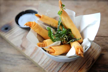 Papier Peint photo Lavable Entrée Spring rolls with shrimp with sweet chili sauce. Asian food