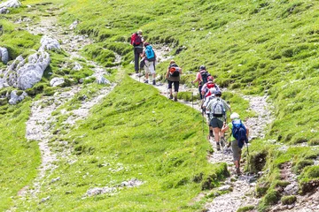Crédence de cuisine en verre imprimé Alpinisme Wandergruppe erklimmt Berg