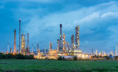 Fototapeta na wymiar Oil refinery and Petroleum industry at night