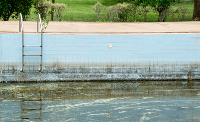 Fototapeta na wymiar Swimming pool is dirty and old in outdoor