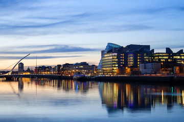 Fototapeta premium Miasto Dublin i rzeka podczas zachodu słońca