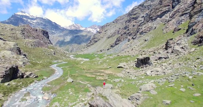 Aerial 4k - Valmalenco (IT) - alpinista in Val Poschiavina