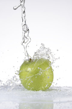 Agua Cayendo Sobre Una Manzana Verde