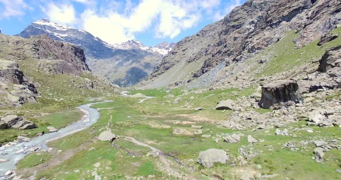Aerial 4k - nel centro della valle
