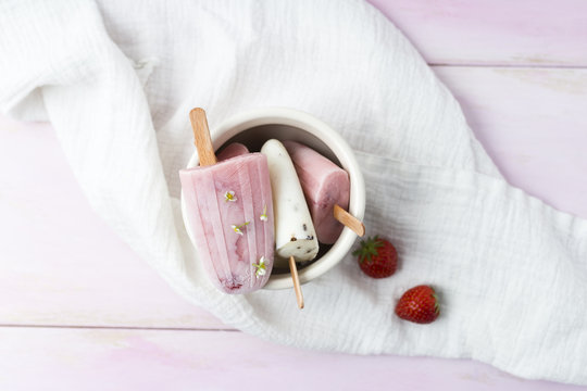 Buttermilk ice cream, strawberry and vanilla