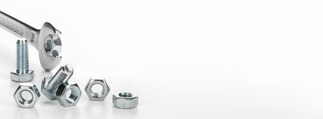 Silberne Stahlschrauben, Muttern, und Schraubenschlüssel, Makroaufnahme, Panorama