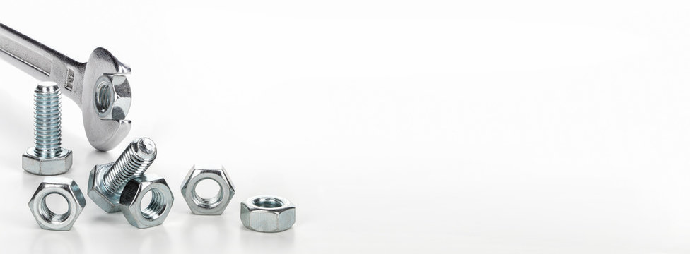 Silberne Stahlschrauben, Muttern, und Schraubenschlüssel, Makroaufnahme, Panorama