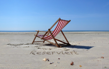 Fototapeta na wymiar Reservierter Liegestuhl am Strand in Dänemark