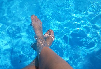Füße im Pool abkühlen