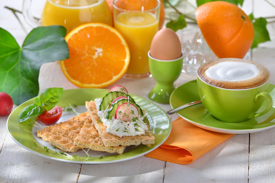 Leichtes Fr&uuml;hst&uuml;ck mit Frischk&auml;se-Kn&auml;ckebrot und Cappucino - Light breakfast with cottage cheese crispbread and a cup of cappuccino