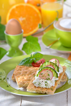Leichtes Fr&uuml;hst&uuml;ck mit Frischk&auml;se-Kn&auml;ckebrot und Cappucino - Light breakfast with cottage cheese crispbread and a cup of cappuccino