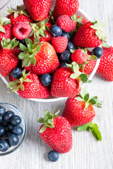 Fresas expuestas de diferentes maneras en primer plano