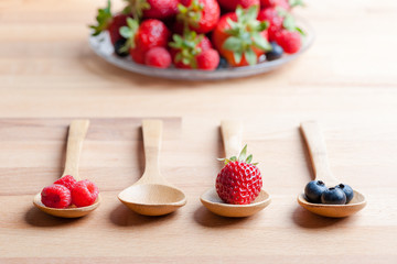 Fresas expuestas de diferentes maneras en primer plano