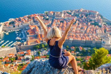 Mlada žena turist gleda u stari grad Dubrovnik.