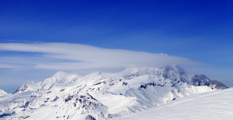 Fototapeta na wymiar Panoramic view on off-piste slope