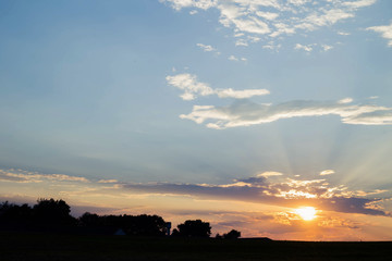сельский пейзаж на фоне неба в закате