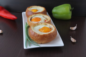 Baked egg in a bun 