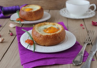Baked egg in a bun 