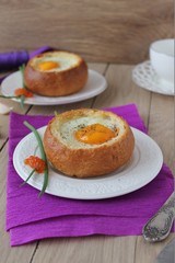 Baked egg in a bun 