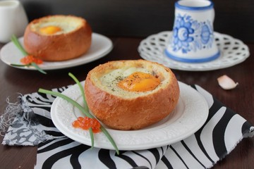 Baked egg in a bun 