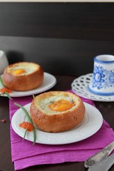 Baked egg in a bun 