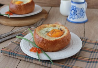 Baked egg in a bun 