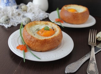 Baked egg in a bun 