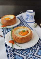 Baked egg in a bun 