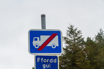 UK Blue rectangular warning sing, not suitable for HGV.