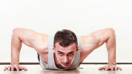 Obraz premium Sports man making pushups,