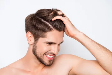 Abwaschbare Fototapete Friseur Porträt eines lächelnden Mannes, der sein gesundes Haar ohne Pelz zeigt