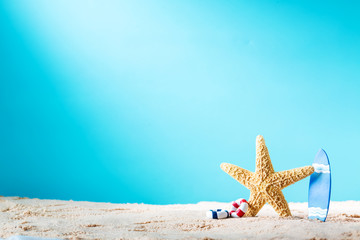 Summer theme with starfish and surfboard - obrazy, fototapety, plakaty