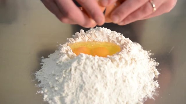 impastare la farina con le uova