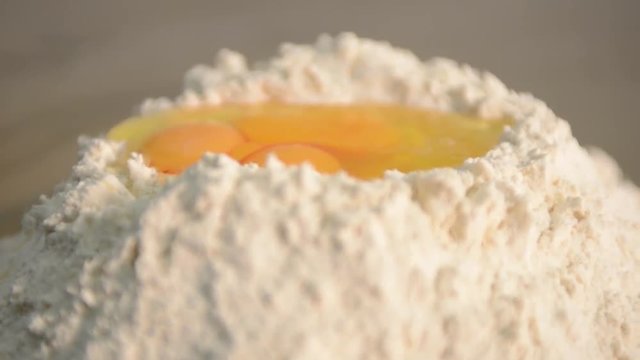 impastare la farina con le uova