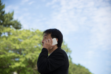 屋外で仕事する日本人ビジネスマン