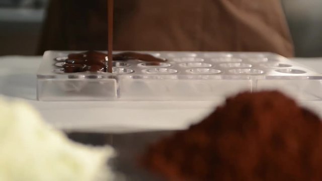crema versata in uno stampo professionale in pasticceria