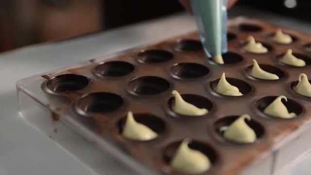crema versata in uno stampo professionale in pasticceria