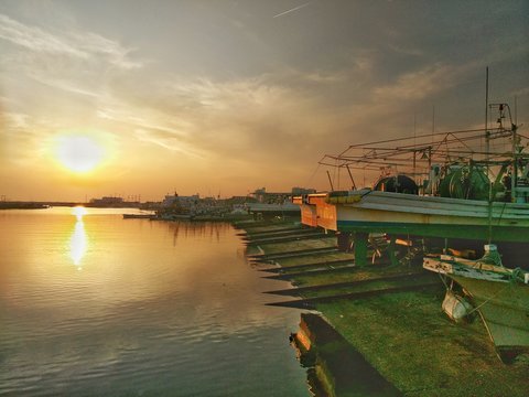 夕日に包まれる漁港