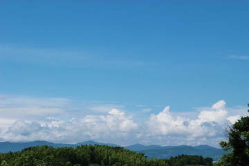 入道雲と森と山