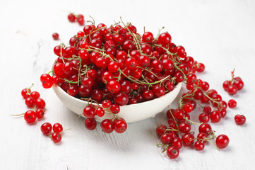 Red currants in white bowl