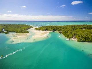 Deurstickers Eiland Mauritius strand eiland luchtfoto. Ile Aux Cerf Mauritius eiland zand en tropische oceaan
