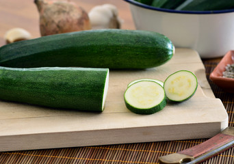 Zucchini - Zucchetti auf Küchenbrett / Foodstyling