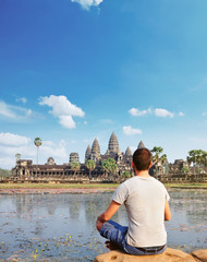 Mann genießt die Aussicht von Angkor Wat, Siam Reap, Kambodscha 