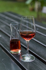 Weinglas mit Karaffe und Rosewein