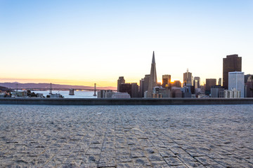 Fototapeta premium empty floor with cityscape and skyline of san francisco in sunny