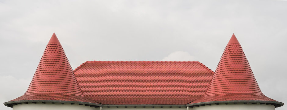 Modernes Kegeldach mit Dacheindeckung aus roten Biberschwänzen - Modern cone-type root with roofing made ​​of red plain tails 