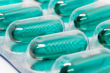 green soft gel capsules pills in blister pack - obrazy, fototapety, plakaty