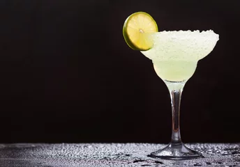 Fototapeten Margarita-Cocktail mit Limette © Nitr