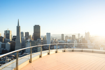 Obraz premium empty floor with cityscape and skyline of san francisco in sunny