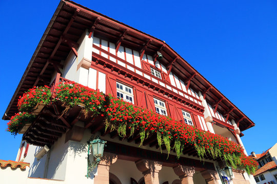 Maison basque fleurie